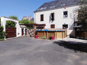 Grande Maison Familiale avec Piscine Privée au Centre de Saint-Gaultier - FR-1-591-441